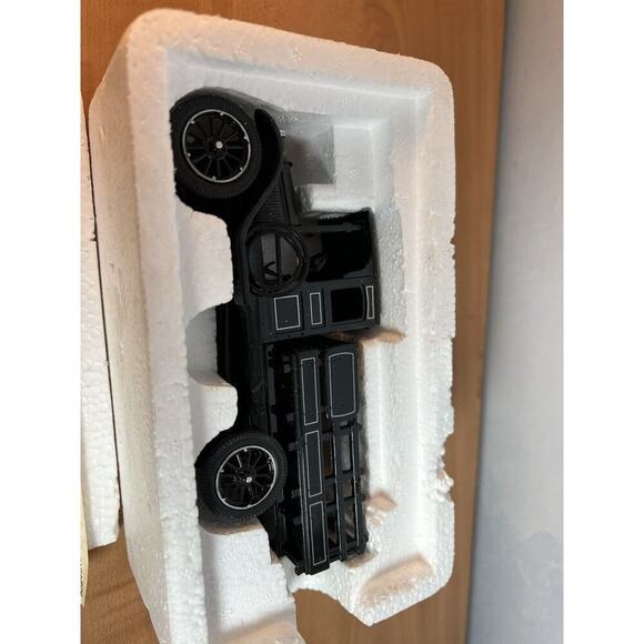 National Motor Museum 1923 Chevy Series D 1-Ton Truck 1:32 Scale (w/cert & Card) - Picture 3 of 10